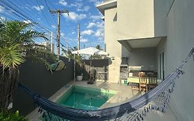 Casa agradável com piscina há 1 quadra da praia.